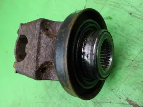 15588336 GENERAL MOTORS Front Differential Pinion Gear Yoke #3