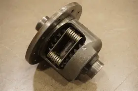30175 GM CHEVROLET Eaton Differential Posi Carrier Unit #2