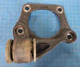 84394754 GMC Front Left Lh Driver Differential Axle Mount